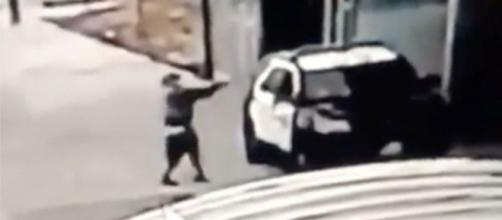 Homem flagrado em vídeo atirando contra viatura da polícia nos EUA. (Reprodução)