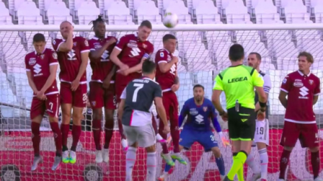 La liste des meilleurs coup francs dévoilée sur FIFA21, les fans pas emballés - Photo capture d'écran vidéo youtube chaine SERIEA