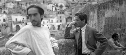 Irazoqui assieme a Pasolini durante le riprese del film "Il Vangelo secondo Matteo" a Matera.