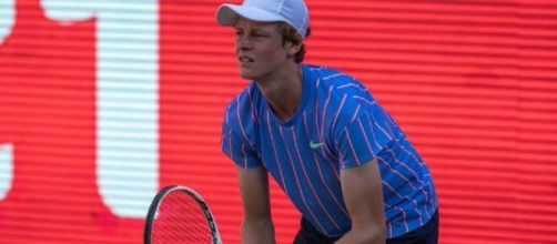 Jannik Sinner batte Tsitsipas e vola agli ottavi degli Internazionali d'Italia.