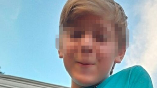 Ragazzo di 13 anni muore dopo il bagno nel lago a causa di un'ameba mangia-cervello.