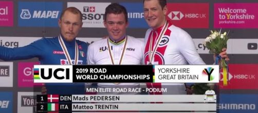 Il podio dei Mondiali di ciclismo 2019 con l'argento di Matteo Trentin