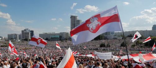 Manifestanti protestano contro il governo di Minsk in una piazza della capitale.