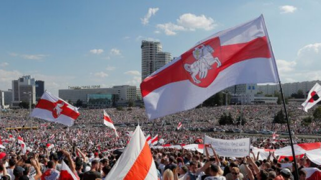 Manifestanti protestano contro il governo di Minsk in una piazza della capitale.