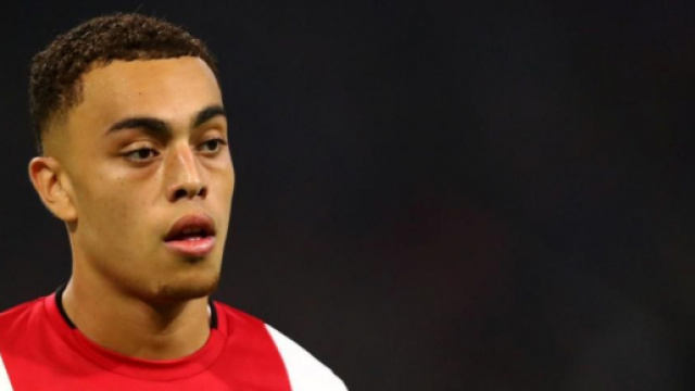 Sergino Dest interesserebbe a Barcellona e Juventus.