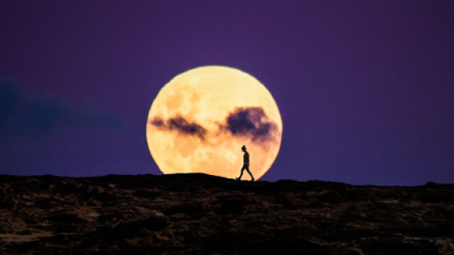 Oroscopo di domani 23 settembre, primi sei segni: l'Ariete 'top' in amore.