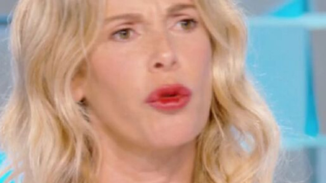 La conduttrice Marcuzzi smentisce il flirt con De Martino a Verissimo: ‘Tutto surreale’.