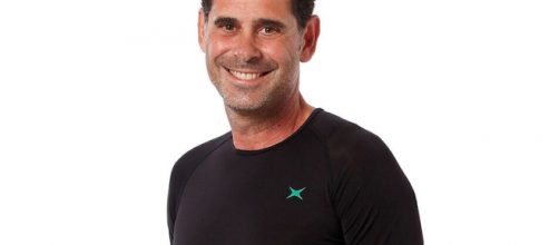 Fernando Hierro posando con la camiseta de infrarrojos que sirve para tratar el COVID-19