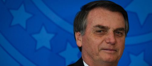 Presidente Bolsonaro fixa auxílio emergencial em R$ 300. (Blasting News)