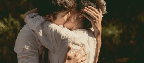 Una vita, trame Spagna: Rosina e Liberto si riconciliano con un bacio appassionato.