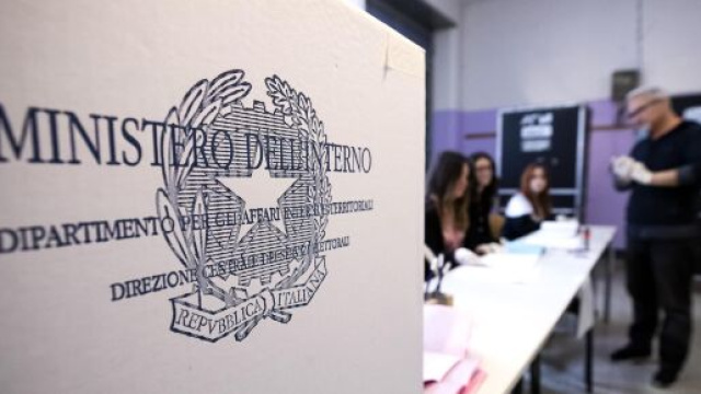 Milano, fotografa il suo 'Sì' sulla scheda del Referendum: denunciato 35enne.