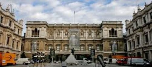 The facade of the Royal Academy of Arts, London [Image Source: Mike Peel/Wikimedia Commons