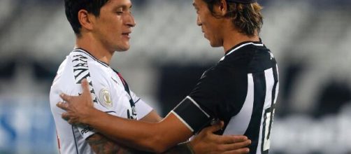 O argentino Cano e o japonês Honda são os estrangeiros que poderão decidir a vaga da Copa do Brasil. (Arquivo Blasting News)