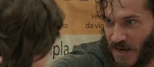 Carlinhos furtará o bar da mãe em 'Totalmente Demais'. (Reprodução/ TV Globo).