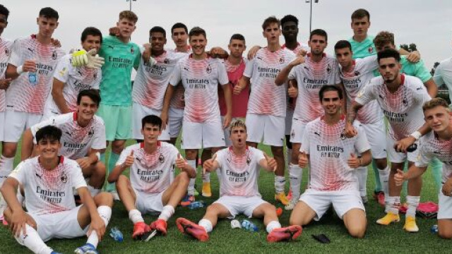 Foto di gruppo dei giocatori del Milan U19 dopo la vittoria esterna sul Cagliari.
