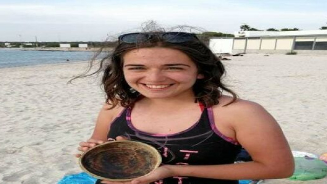 Lecce, una 20enne fa il bagno nelle acque di Sant'Isidoro e trova un piatto medievale.