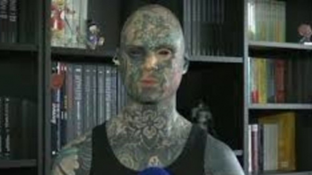 Tatoué de la tête au pied, il pourrait perdre son emploi - Photo capture d'écran Facebook