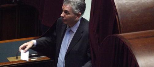 Afragola, la Procura di Napoli vuole arrestare l'ex senatore Vincenzo Nespoli.