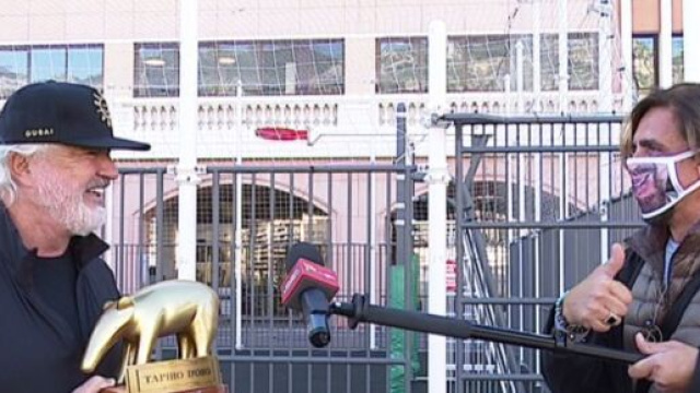 Striscia la Notizia, Staffelli consegna il Tapiro d'Oro a Briatore e fa una battuta sulla Gregoraci.