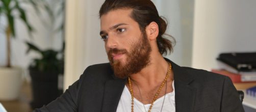 Can Yaman potrebbe essere ospite su Canale 5.