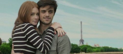 Eliza e Jonatas juntos em Paris em "Totalmente Demais". (Reprodução/TV Globo)