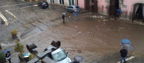 Nubifragio in Irpinia: fiume di fango a Monteforte: diverse automobili sommerse.