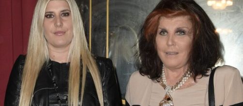 Giada De Blanck difende la mamma Patrizia sul titolo nobiliare: ‘Montagna di invenzioni’.