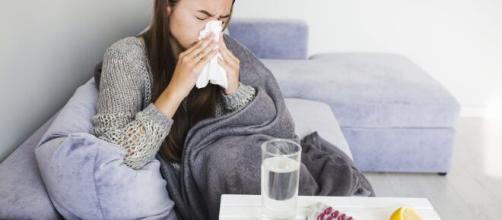 Una de las grandes diferencias entre la gripe y el COVID-19 es la manera en que se manifiestan los síntomas.