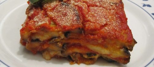 Le melanzane al pomodoro sono un tipico piatto autunnale.