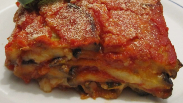 Le melanzane al pomodoro sono un tipico piatto autunnale.