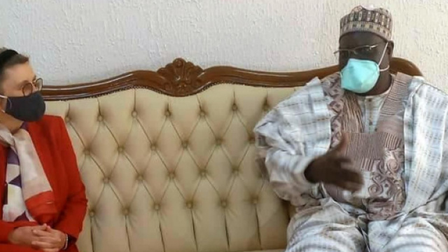 Le Ministre de la Jeunesse Mounouna Foutsou et S.E Corrina Fricke (c) Minjec