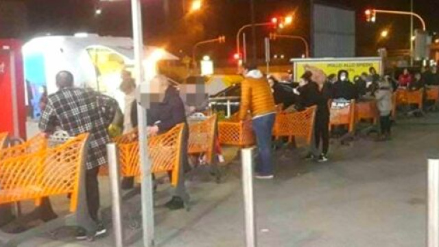 ​Napoli, nuovo assalto ai supermercati: torna la paura del lockdown