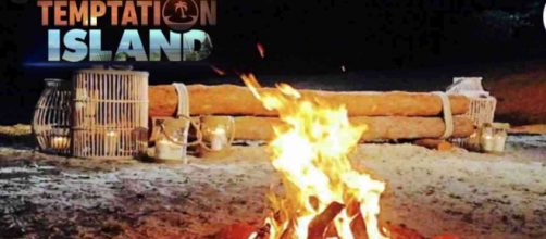 Temptation Island, il debutto sarebbe posticipato: una fidanzata ha scoperto un tradimento.