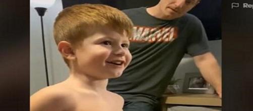 Micah, garotinho autista de 5 anos, fala pela primeira vez. (Reprodução/Redes Sociais)