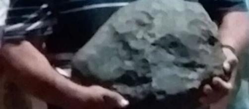 Família pernambucana está com medo após achar pedra grande de meteorito. (Reprodução/Arquivo Pessoal)