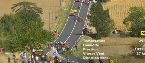 Tour de France, il gruppo spezzato a causa del vento