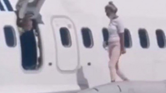 Victime d'un coup de chaud, elle ouvre l'issue de secours et se balade sur l'aile de l'avion - photo capture d'&eacute;cran facebook et instagram