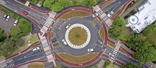 A Cambridge innovativa rotonda che dà la precedenza a ciclisti e utenti deboli della strada.