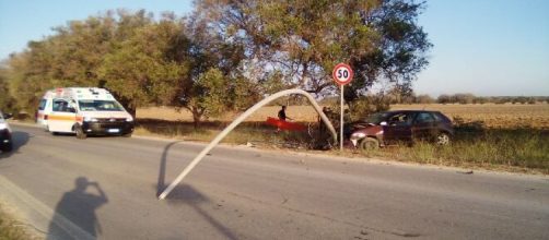 Brindisi, auto finisce contro un palo della pubblica illuminazione a Tuturano: ferito un uomo.