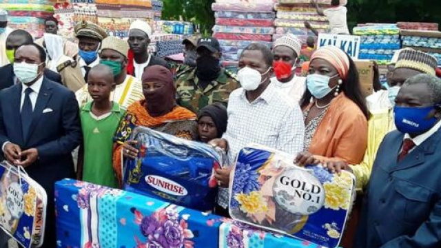 Le ministre de l'Administration Territoriale Paul Atanga Nji et sa délégation lors de la remise de dons (c) Minat