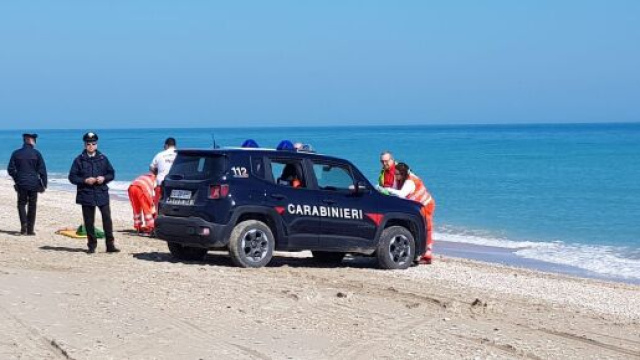 Lecce, 62enne perde la vita in spiaggia a Torre Chianca davanti agli amici.
