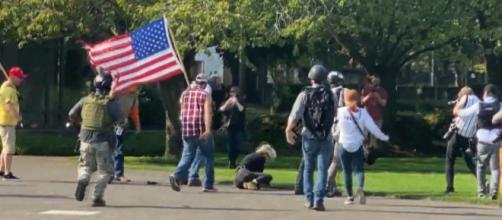 Polícia separa briga entre manifestantes pró-Trump e antirracismo em Oregon. (Reprodução/CBS)