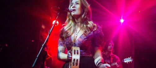 Margo Price faz live. (Reprodução/YouTube)