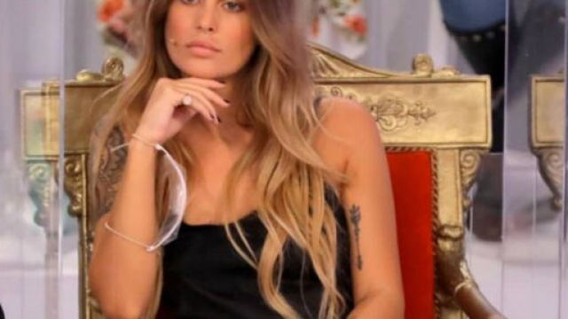 Uomini e donne, la tronista Sophie Codegoni criticata dal pubblico per i presunti ritocchi estetici.