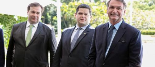 Rodrigo Maia culpa Bolsonaro pelas 200 mil mortes por coronavírus no Brasil. (Arquivo Blasting News)