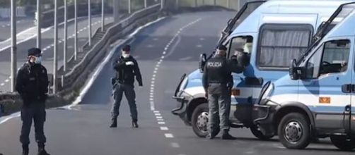 Un posto di blocco durante una fase di divieto dei spostamenti.