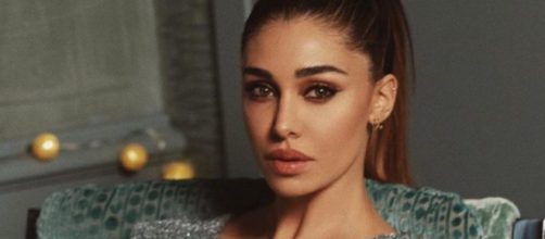 Belen Rodriguez fa passare per sua la foto di un'influencer russa, critiche: 'Che figuraccia'.