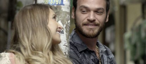 Carine e Rubinho em clima de romance em "A Força do Querer". (Reprodução/TV Globo)