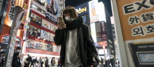 Una ciudadana de Tokio consulta su teléfono móvil, en una imagen de archivo