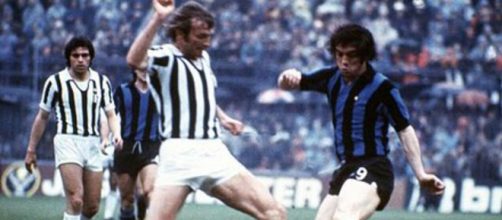 Nella foto Morini (Juventus) e Boninsegna (Inter).